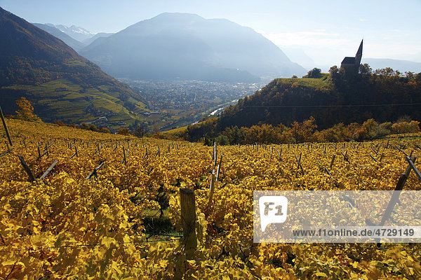 Kirche St. Georgen mit Blick ins Tal auf Bozen im Herbst  Jenesien  San Genesio  Bozen  Südtirol  Italien  Europa