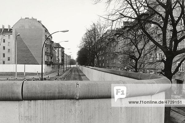 Blick über die Berliner Mauer 1985 mit Wohnblocks auf beiden Seiten  Berlin  Deutschland  Europa
