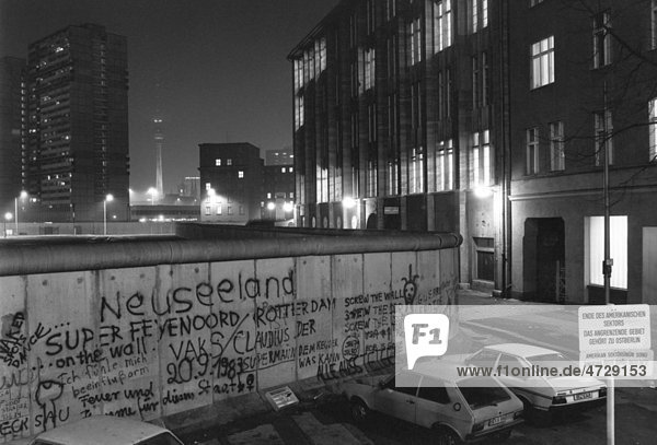Blick über die Berliner Mauer 1985  Blick auf Fernsehturm  Alexanderplatz im Ostteil Berlins  nachts  Berlin  Deutschland  Europa