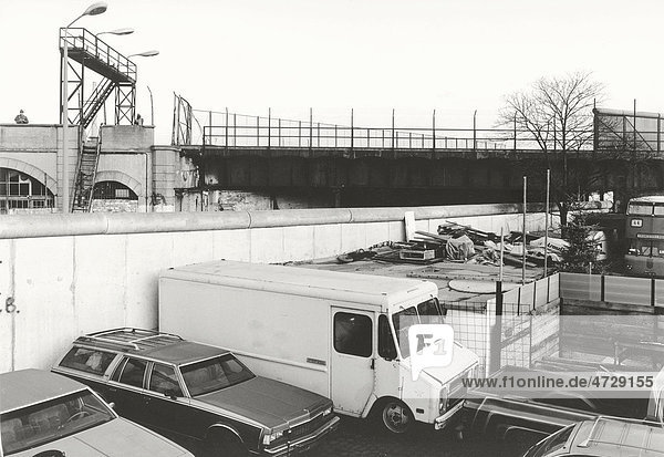 Blick über die Berliner Mauer 1985  S-Bahnüberführung mit Absperrungen und Grenzsoldaten im Ostteil Berlins  Berlin  Deutschland  Europa
