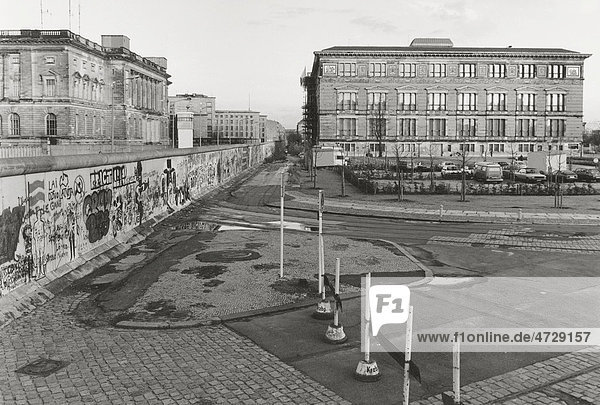 Blick über die Berliner Mauer 1985  Martin Gropius Bau auf der Westseite  heutiges Abgeordnetenhaus  auf der Ostseite der Mauer  von der Stresemannstraße aus  Kreuzberg  Berlin  Deutschland  Europa