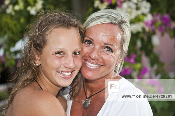 Porträt einer Mutter mit einem dreizehnjährigen Mädchen  hinten Blumen