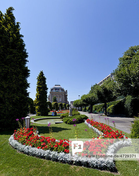 Park in Lausanne mit Blick auf ein historisches Gebäude  Lausanne  Kanton Waadt  Genfer See  Schweiz  Europa Kanton Waadt