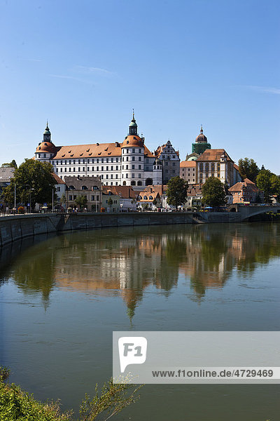 Blick über die Donau auf Schloss Neuburg  Neuburg an der Donau  Bayern  Deutschland  Europa