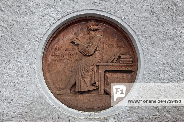 Denkmal von Gutenberg an einem Haus Idstein  Deutsche Fachwerkstraße  Rheingau-Taunus-Kreis  Hessen  Deutschland  Europa