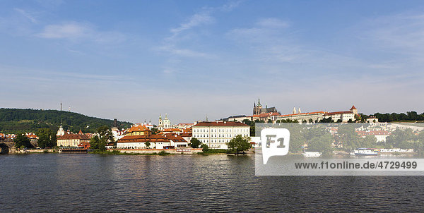 Blick über die Moldau  hinten Prager Burg  Veitsdom  Hradschin  Prag  Böhmen  Tschechische Republik  Europa