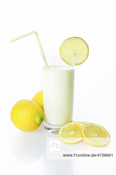 Trinkjoghurt Zitrone  Zitronenshake im Glas mit Zitronen