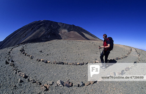 Wanderin auf dem Gipfelplateau der Montana Blanca  hinten der Teide  Teneriffa  Kanarische Inseln  Spanien  Europa