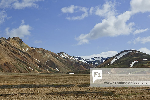Ausgetrocknetes Flussbett in einer Vulkanlandschaft  Landmannalaugar  Island  Europa