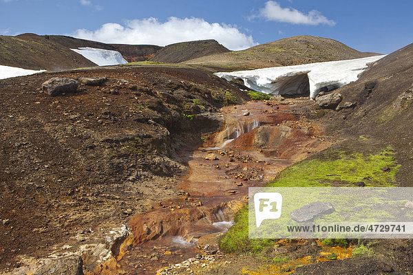 Heißer roter Bach in einer Vulkanlandschaft  Eyjafjallajökull  Island  Europa