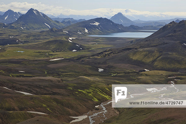 Vulkanlandschaft mit Schneefeldern und hinten dem Gletscher Eyjafjallajökull  Island  Europa