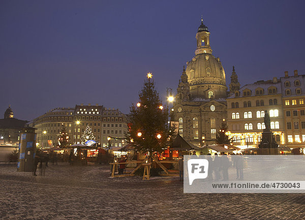 Weihnachtsmarkt vor der Frauenkirche auf dem Neumarkt  Dresden  Sachsen  Deutschland  Europa