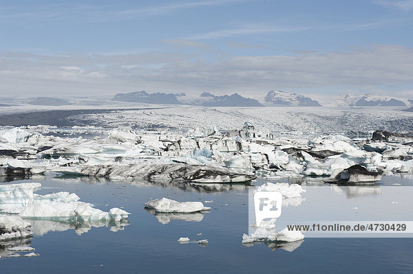 Eis  treibende Eisberge im Gletschersee  Jökuls·rlÛn  Jökulsarlon  Vatnajökull Gletscher  Island  Skandinavien  Nordeuropa  Europa
