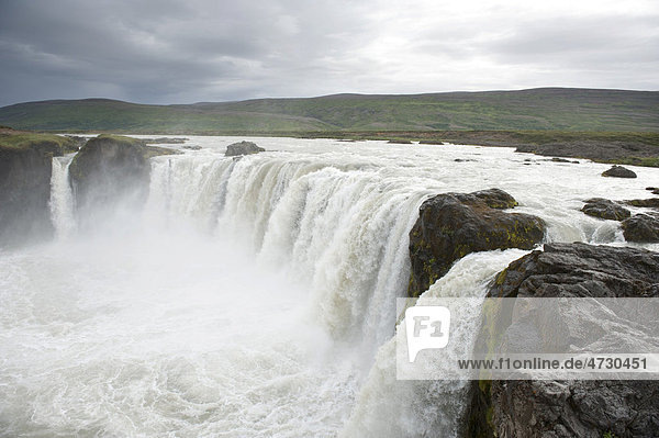 Mächtiger Wasserfall Go_afoss  Godafoss  Wasser des Skj·lfandafljÛt Fluss  Õsland  Island  Skandinavien  Nordeuropa  Europa