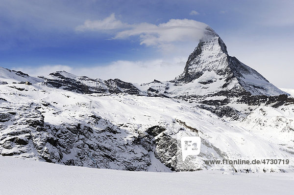 Matterhorn mit einer Wolkenfahne bei Zermatt  Wallis  Schweiz  Europa