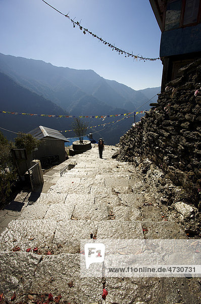 Wanderer beim Aufstieg über glitzernde Steinstufen vor blauem Himmel  Annapurna Schutzgebiet  Nepal  Asien