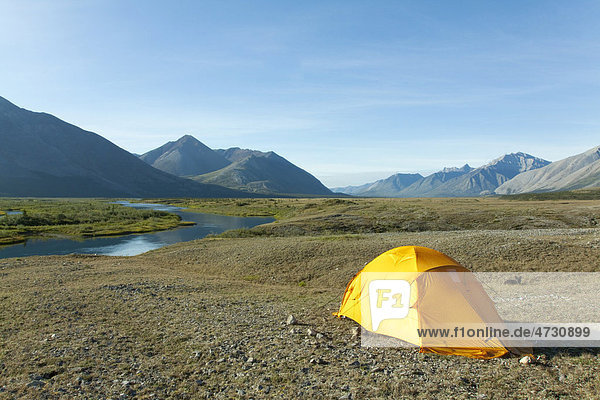Zelt  Expedition  arktische Tundra  Camping  Wind River  Mackenzie Mountains  Yukon Territory  Kanada