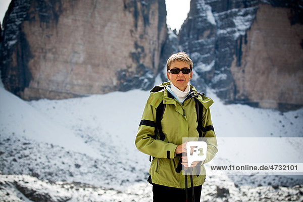 Frau wandert an Drei Zinnen in Südtirol  Dolomiten  Alpen  Italien  Europa