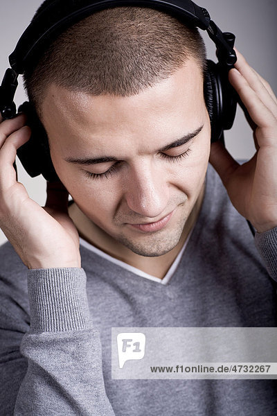 Porträt eines jungen Mannes mit Kopfhörern