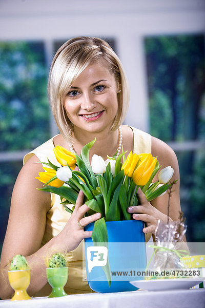 Frau mit Tulpen und Ostereiern