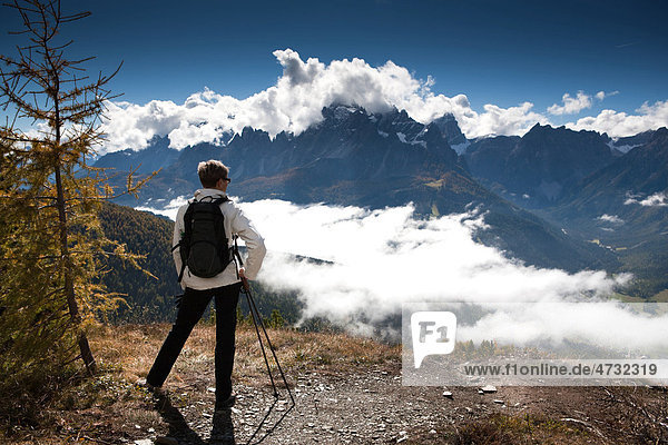 Woman hiking in Drei Zinnen  Tre Cime di Lavaredo area in Dolomite Alps  Southtirol  Italy  Europe