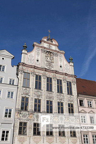 Rathaus mit Stuckfassade von 1719 Landsberg am Lech Bayern Deutschland Europa