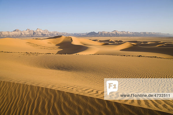 Sand dunes in front of the Idinen Mountains in the Libyan Desert  Libya  Sahara  North Africa  Africa
