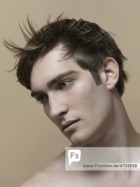 Beautyportrait eines jungen Mannes mit bewegtem Haar