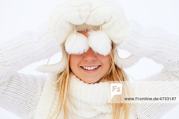 Porträt von Teenagerin in weißen Winterbekleidung