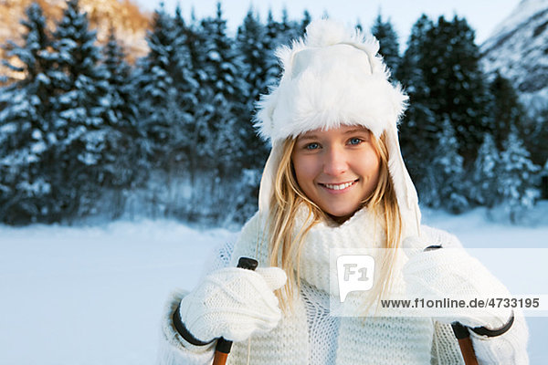 Außenaufnahme Portrait Winter Kleidung Mädchen freie Natur