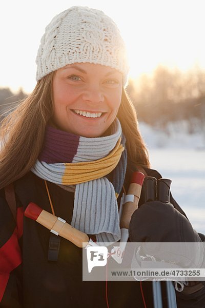 Portrait lächelnd Mitte erwachsen frau  winter