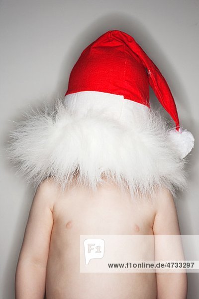 Boy tragen Nikolausmütze über Kopf