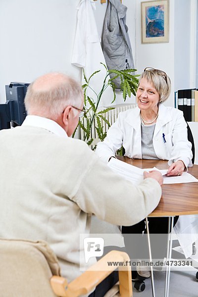 Arzt und Patienten sprechen in Klinik