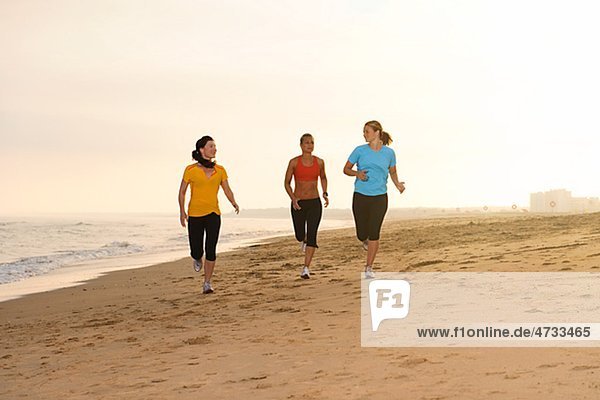 Frauen joggen am Strand