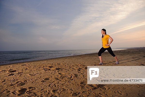 Frau beim training am Strand