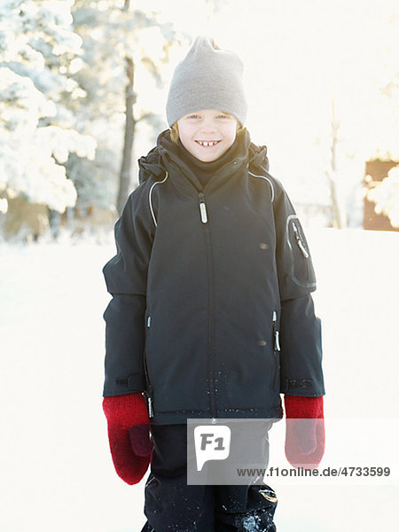 Boy tragen wooly Hut in Winterlandschaft