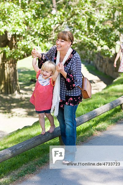 Mutter UNTERSTÜTZUNGSBEHÖRDEN Tochter Wandern am Geländer im zoo