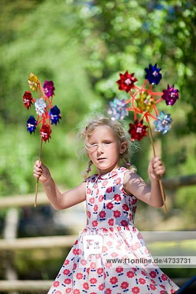 Porträt von Mädchen hält Papier Windmühle Spielzeug
