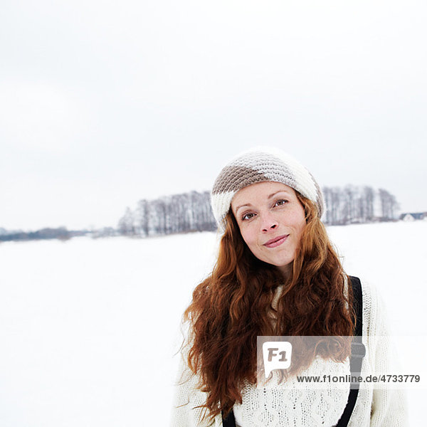 Portrait einer Frau im Schnee bedeckt Feld