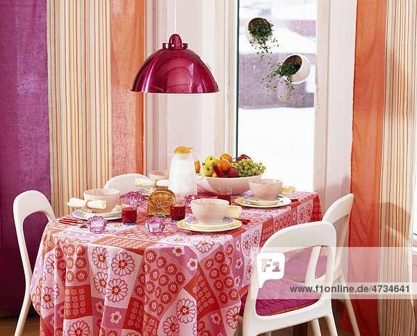 am Tisch essen pink Zimmer