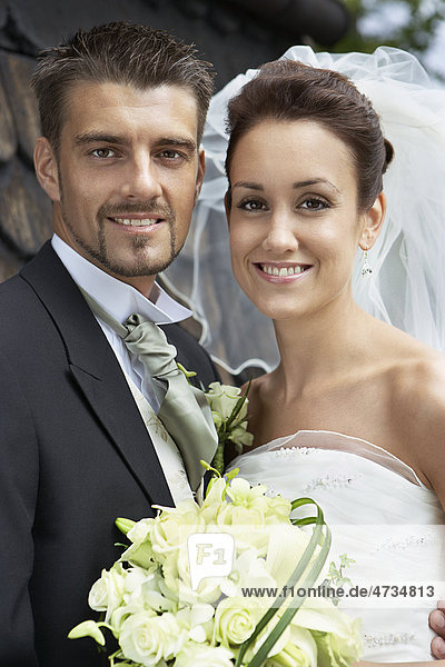 Braut und Bräutigam posiert am Hochzeitstag