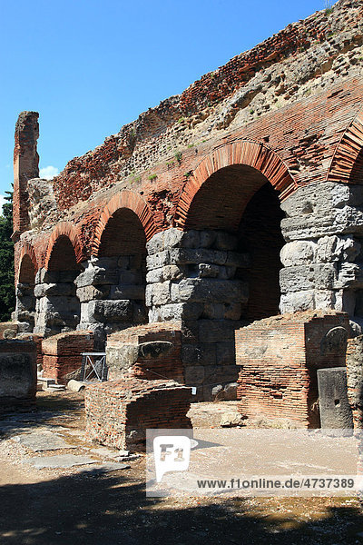 Italien  Campania  Pozzuoli  die Ruinen von Flavius Amphitheater