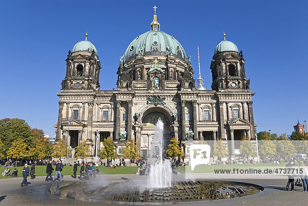 Berliner Dom mit Springbrunnen  Museumsinsel  UNESCO Weltkulturerbe  Berlin  Deutschland  Europa