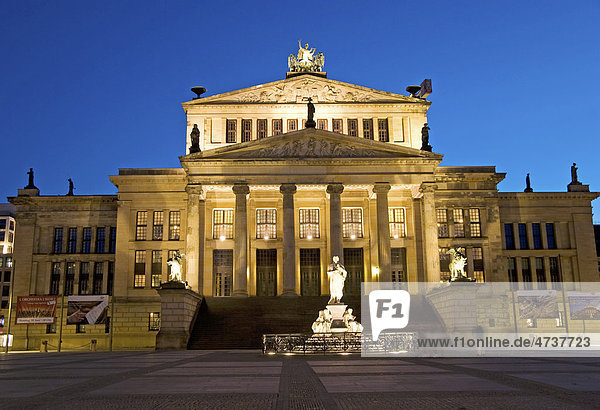 Konzerthaus am Gendarmenmarkt in der blauen Stunde  Berlin  Deutschland  Europa