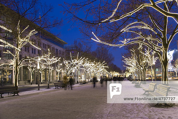 Boulevard Unter den Linden mit Weihnachstbeleuchtung  Berlin  Deutschland  Europa