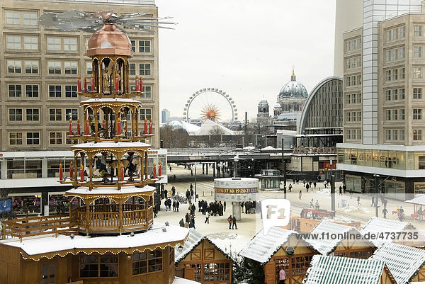Weihnachtsmarkt mit erzgebirgischer Weihnachtspyramide  Alexanderplatz  Berlin  Deutschland  Europa