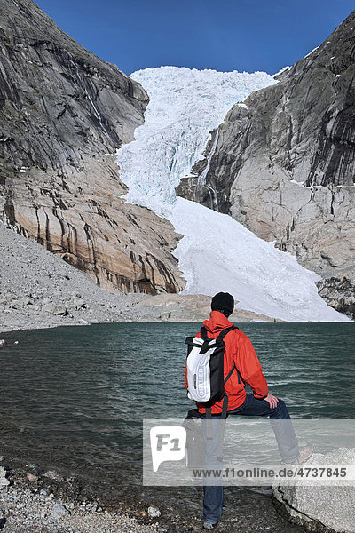 Tourist schaut auf den Briksdalsbreen-Gletscher  Norwegen  Skandinavien  Europa