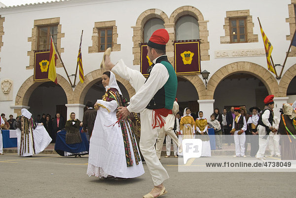 Paar in Tracht bei einem Folklore-Tanz  Ibiza  Spanien  Europa
