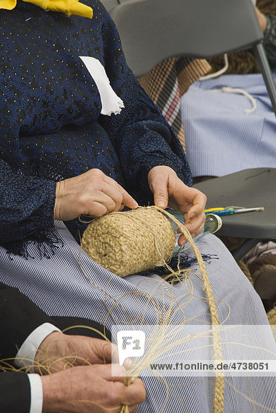 Hände einer Frau in traditioneller Tracht bei der Handarbeit  Grasflechten  jährlicher Jahrmarkt für traditionelles Handwerk  Santa Eulalia  Ibiza  Spanien  Europa