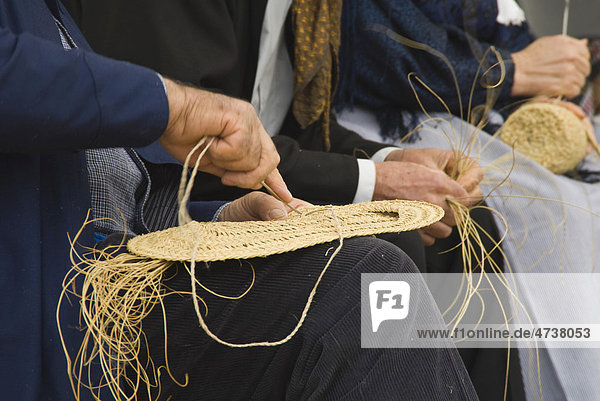Hände eines Mannes der Schuhsohlen fertigt  jährlicher Jahrmarkt für traditionelles Handwerk  Santa Eulalia  Ibiza  Spanien  Europa